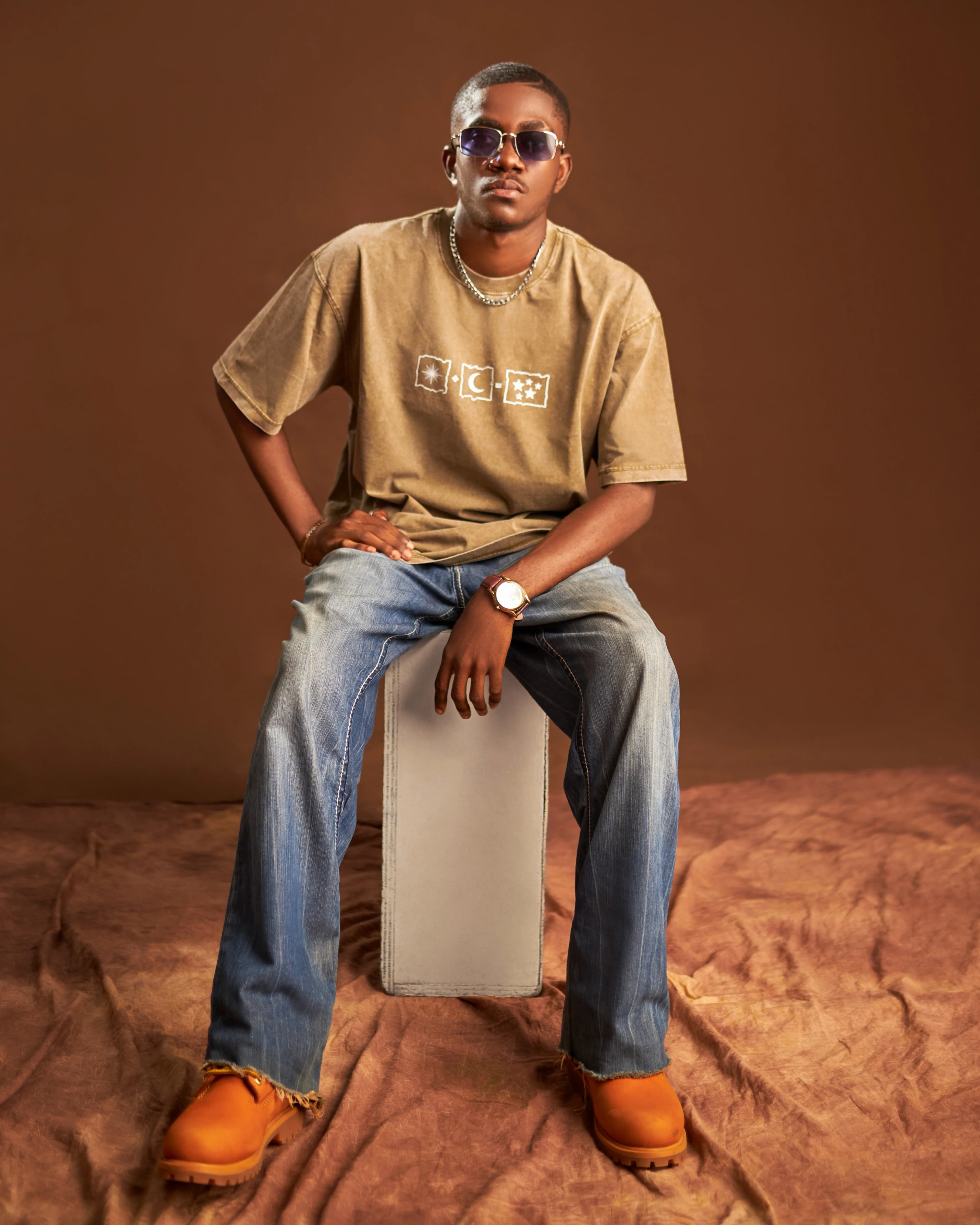 Kairova 224 Sand Tee, Seated Casual Look